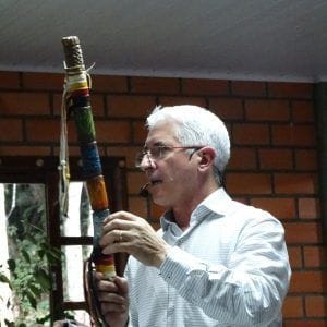 Ainor Lotério com jovens crismandos, princípios e valores cristãos