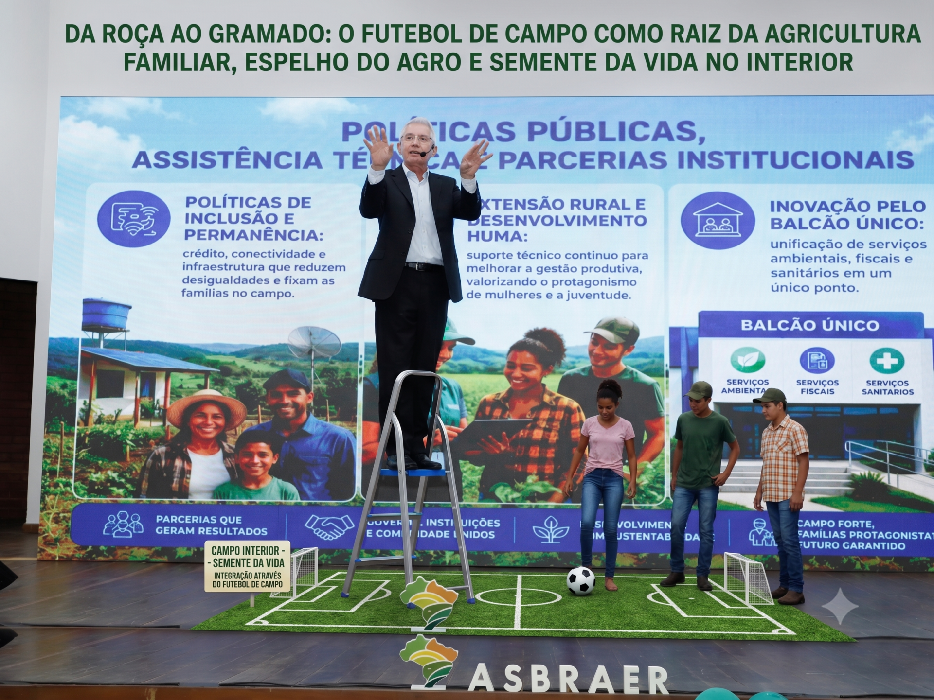 Ainor Lot&eacute;rio no palco