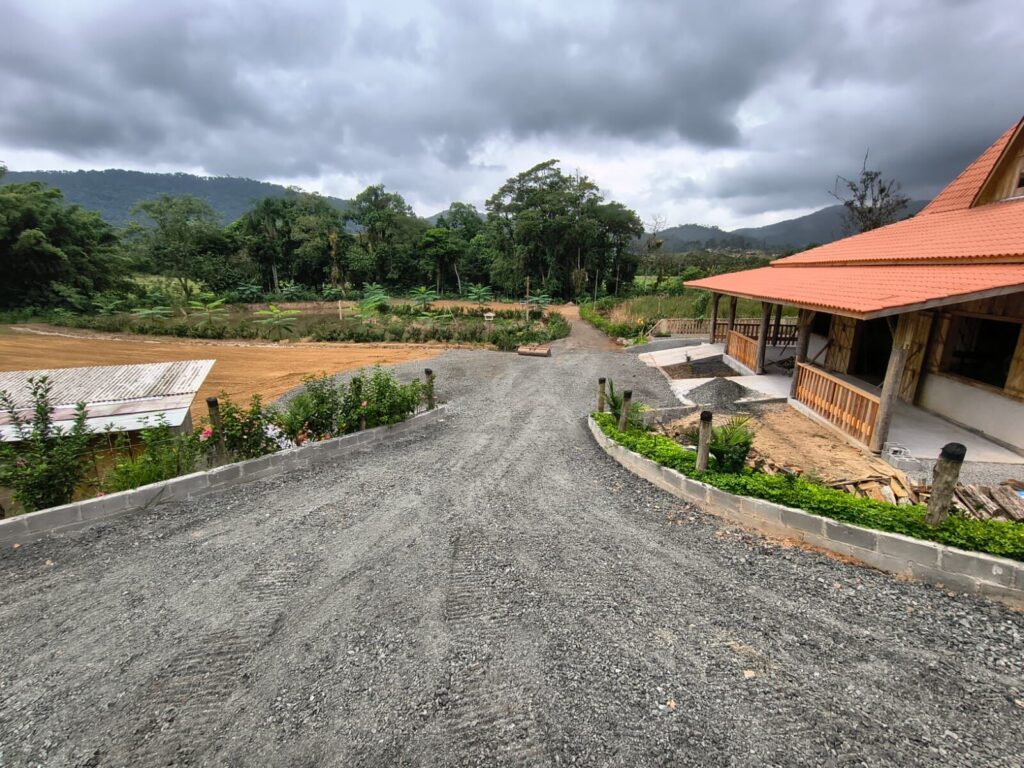 A DRENAGEM COMO AULA DE FILOSOFIA A CÉU ABERTO: No Sítio Agrosofia, na Comunidade Rural do Braço, em Camboriú, a drenagem deixou de ser apenas uma obra de terra e virou uma aula permanente.
