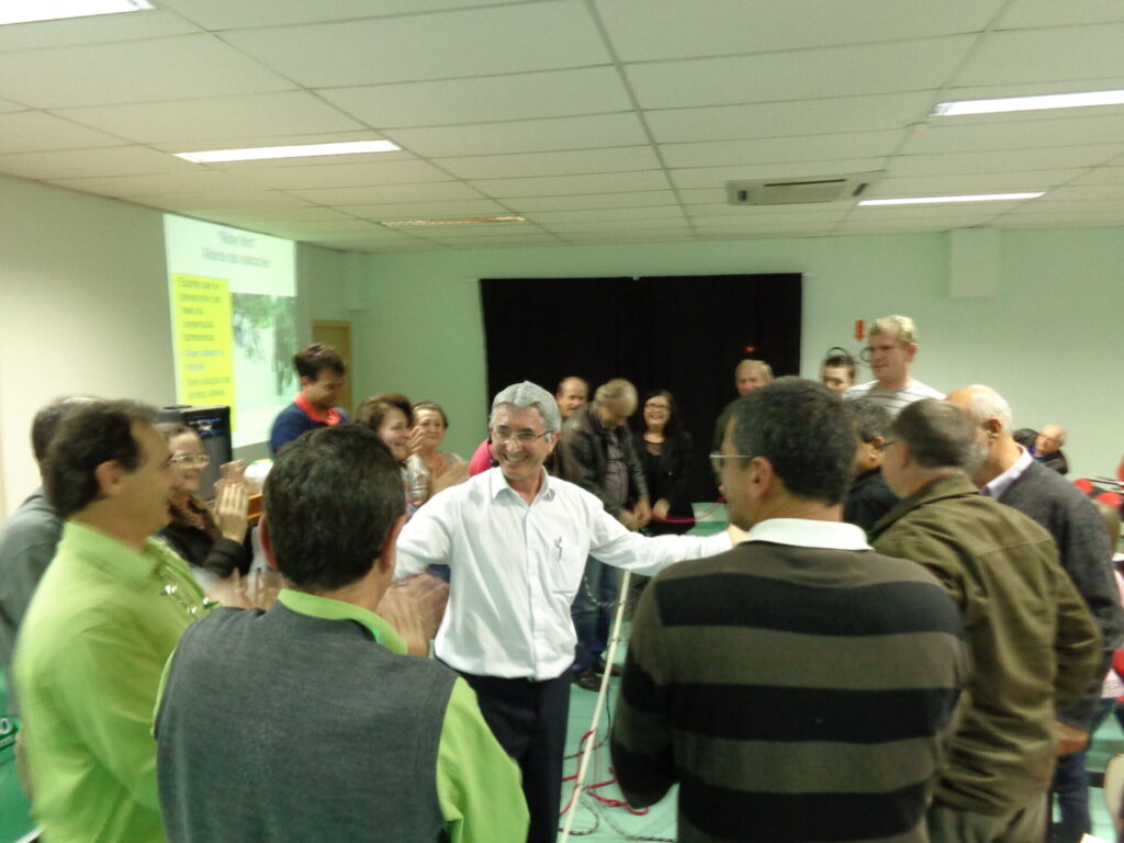 A PEDAGOGIA DA AUSÊNCIA COMO JUSTIÇA ENTRE GERAÇÕES: SAIR A TEMPO: Ensaio sobre o direito ao repouso, a sucessão institucional e a ética da passagem de lugar