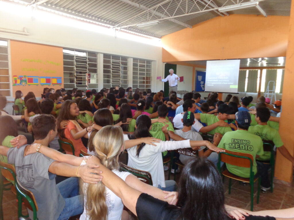 O VENTRE QUE GERA E A MÃO QUE GUARDA -Toda sociedade nasce duas vezes, primeiro num ventre, depois numa casa, e é por isso que a família segue sendo o nó que amarra e o ninho que acolhe, o primeiro chão onde se aprende tudo o que depois se chamará de vida em comunidade.