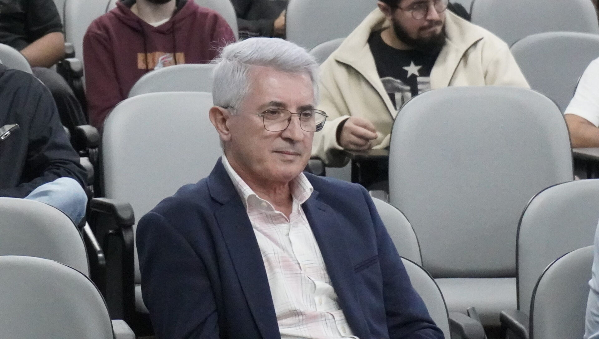 O DOMÍNIO DE SI: SENHORIO INTERIOR, LIBERDADE E A CAPACIDADE DE AUSENTAR-SE