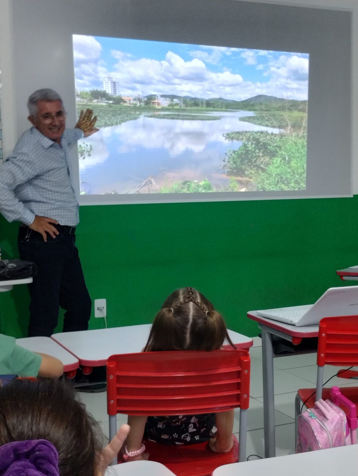 NENHUM RIO NASCE ONDE PARECE NASCER – Como nasce um rio, o que sustenta a sua vazão e por que a água que falta hoje foi decidida na encosta, muitos anos antes, por quem talvez já não esteja mais ali